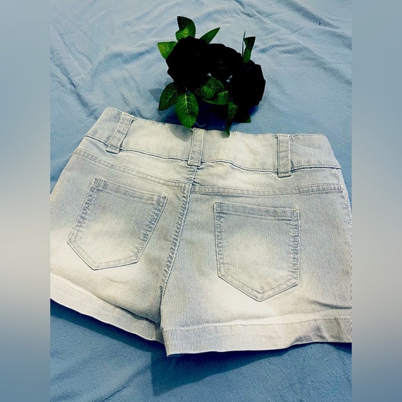 Shorts - Picture 2 of 5